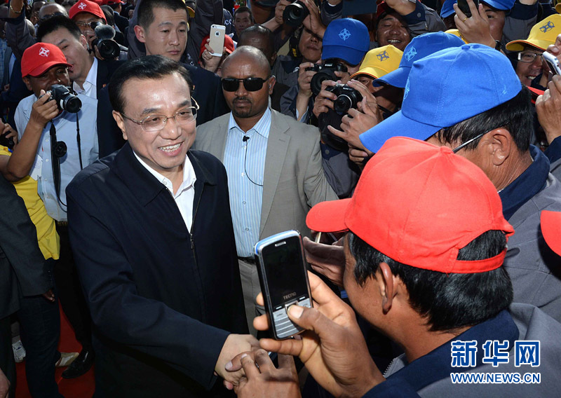 5月5日，中國國務(wù)院總理李克強(qiáng)與埃塞俄比亞總理海爾馬里亞姆共同出席亞的斯亞貝巴-阿達(dá)瑪高速公路一期竣工揭牌典禮，并為二期工程開工奠基剪彩。這是典禮結(jié)束后，李克強(qiáng)同工程施工人員親切交談。新華社記者 李濤 攝 