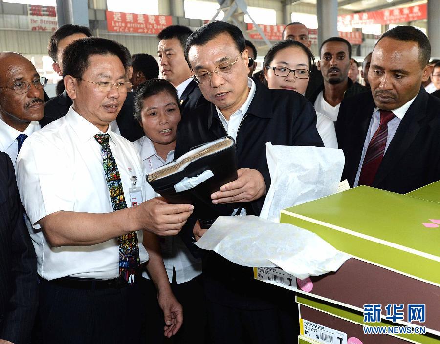 5月5日，中國國務(wù)院總理李克強在埃塞俄比亞總理海爾馬里亞姆陪同下參觀東方工業(yè)園。這是李克強在生產(chǎn)車間聽取負責人介紹生產(chǎn)情況。新華社記者 李濤 攝