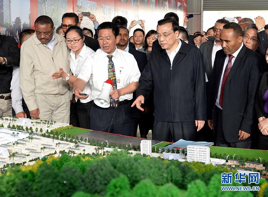  5月5日，中國國務(wù)院總理李克強在埃塞俄比亞總理海爾馬里亞姆陪同下參觀東方工業(yè)園。這是李克強與海爾馬里亞姆（左一）一起觀看工業(yè)園沙盤展示。新華社記者 李濤