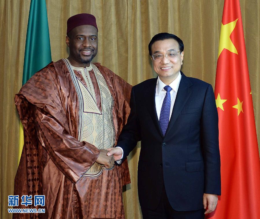 5月7日，正在尼日利亞訪問的國務(wù)院總理李克強在阿布賈會見出席第24屆世界經(jīng)濟(jì)論壇非洲峰會全會的馬里總理馬拉。 新華社記者 李濤 攝 