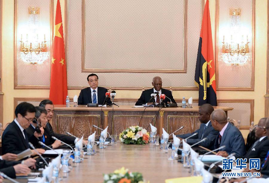 5月9日，中國國務院總理李克強在安哥拉總統(tǒng)府同安總統(tǒng)多斯桑托斯舉行會談。 新華社記者李濤攝