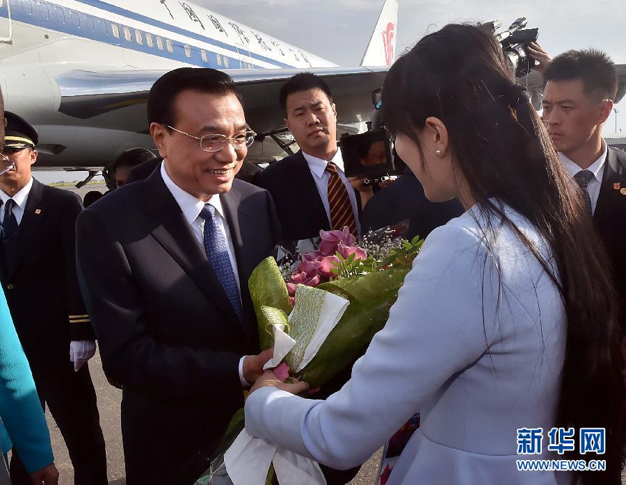 5月8日，應安哥拉總統(tǒng)多斯桑托斯邀請，中國國務院總理李克強乘專機抵達羅安達二月四日國際機場，開始對安哥拉進行正式訪問。 新華社記者李濤 攝 