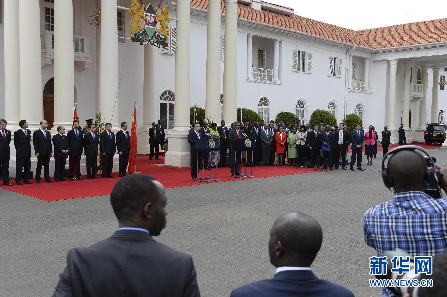  5月10日，中國國務(wù)院總理李克強(qiáng)在肯尼亞國家宮與肯總統(tǒng)肯雅塔舉行會談后共同會見記者。 新華社記者 李學(xué)仁 攝 