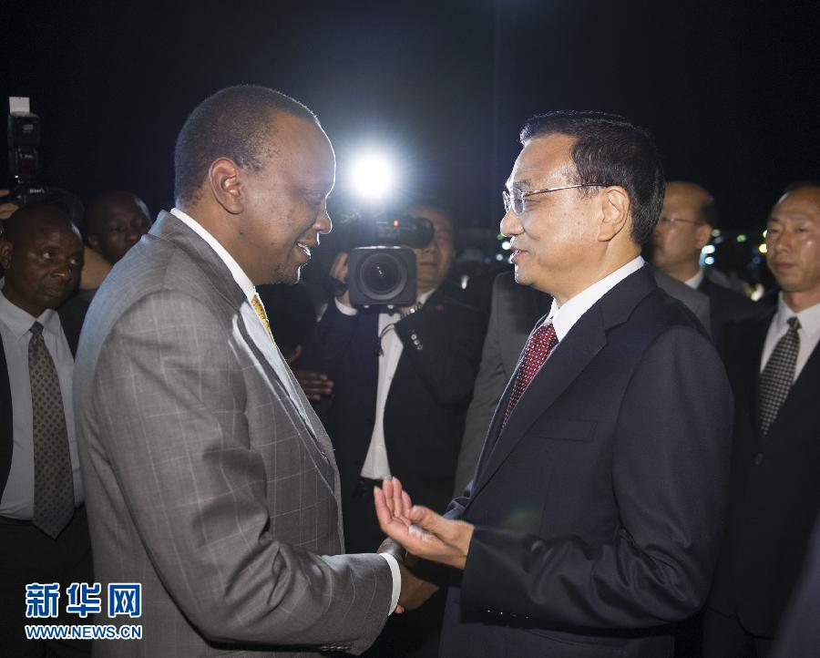 5月9日，應(yīng)肯尼亞總統(tǒng)肯雅塔邀請，中國國務(wù)院總理李克強(qiáng)乘專機(jī)抵達(dá)內(nèi)羅畢肯雅塔國際機(jī)場，開始對肯尼亞進(jìn)行正式訪問。李克強(qiáng)總理夫人程虹同機(jī)抵達(dá)?？夏醽喛偨y(tǒng)肯雅塔和副總統(tǒng)魯托率肯政府高級官員到機(jī)場迎接。新華社記者 謝環(huán)馳 攝 