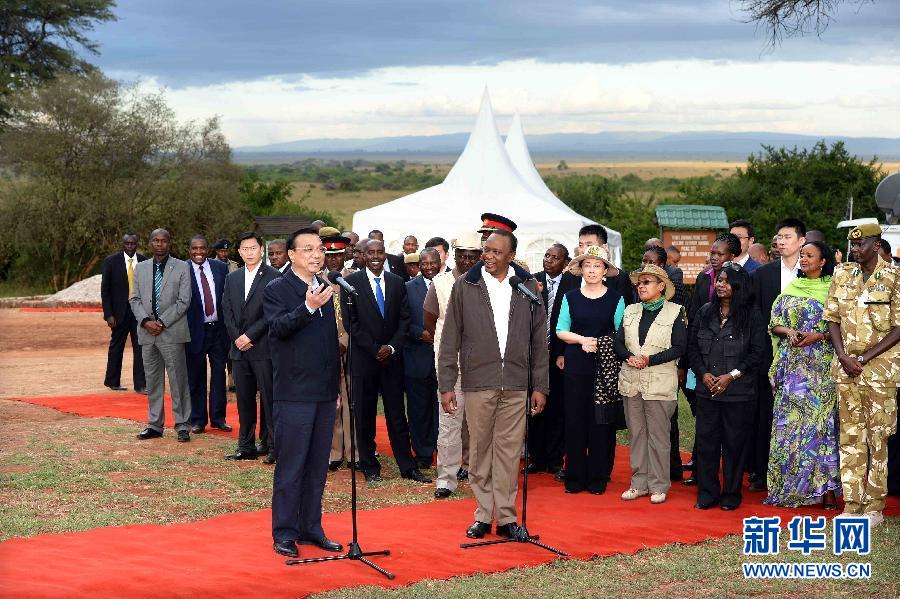 5月10日，國務(wù)院總理李克強(qiáng)與肯尼亞總統(tǒng)肯雅塔共同參觀肯尼亞內(nèi)羅畢國家公園焚燒象牙紀(jì)念地，并對(duì)中外記者發(fā)表講話?？夏醽喐笨偨y(tǒng)魯托陪同參觀。新華社記者 李濤 攝 