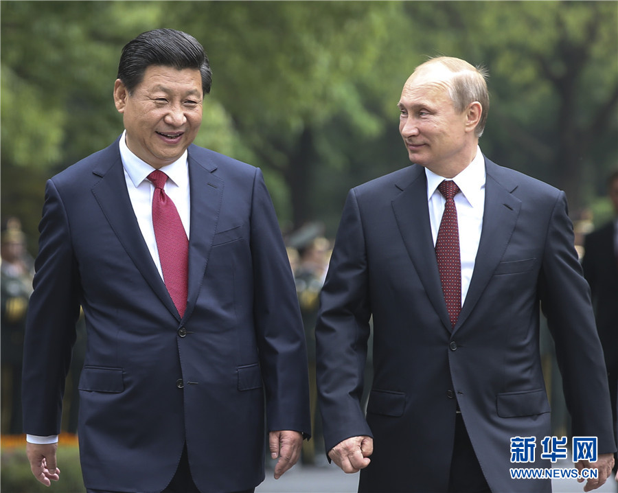 這是會(huì)談前，習(xí)近平在上海西郊會(huì)議中心廣場(chǎng)為普京舉行歡迎儀式。新華社記者 蘭紅光 攝 