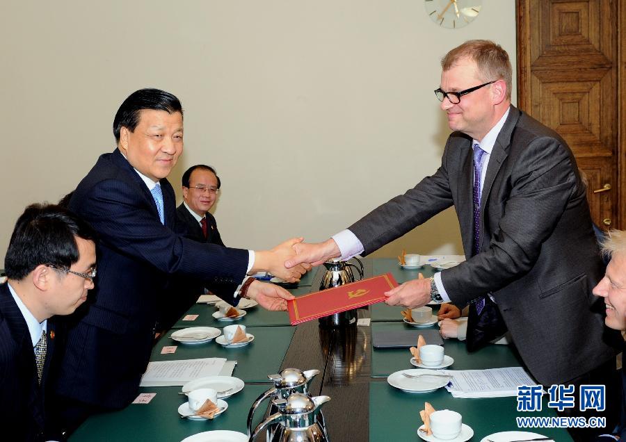 6月12日，中共中央政治局常委、中央書記處書記劉云山在赫爾辛基會見芬蘭中間黨主席西皮萊。 新華社記者饒愛民攝