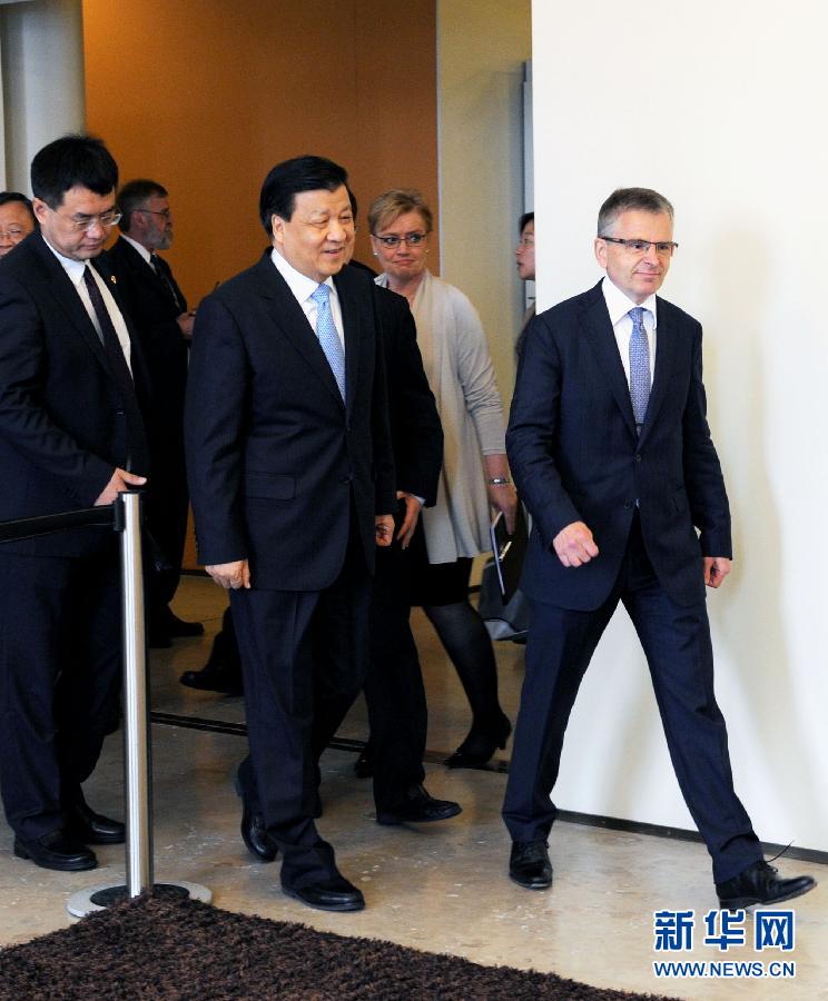 6月13日，中共中央政治局常委、中央書記處書記劉云山在赫爾辛基與赫爾辛基市長帕尤寧共同出席中芬有關(guān)文化藝術(shù)合作及交流活動的諒解備忘錄簽字儀式。新華社記者饒愛民攝