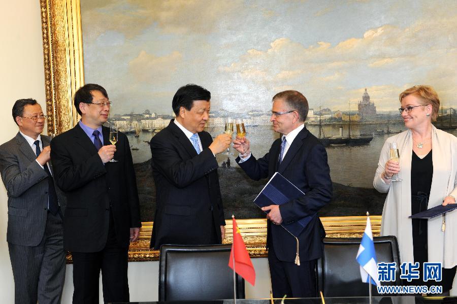 6月13日，中共中央政治局常委、中央書記處書記劉云山在赫爾辛基與赫爾辛基市長帕尤寧共同出席中芬有關(guān)文化藝術(shù)合作及交流活動的諒解備忘錄簽字儀式。新華社記者饒愛民攝 