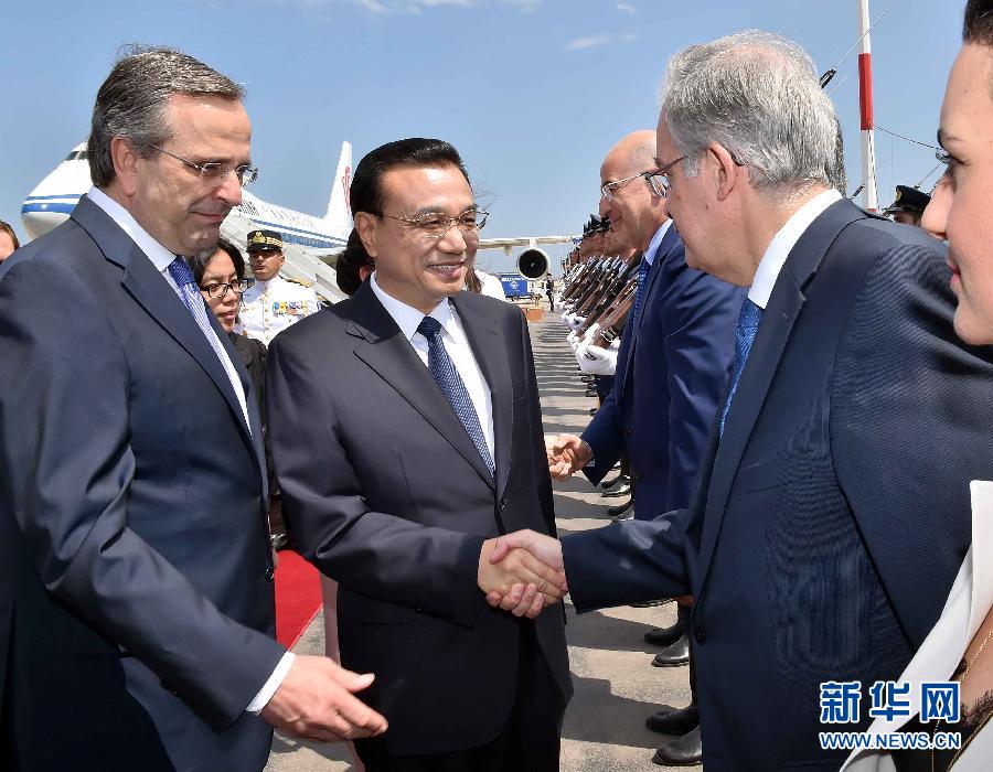 6月19日，國(guó)務(wù)院總理李克強(qiáng)乘專機(jī)抵達(dá)雅典國(guó)際機(jī)場(chǎng)，開始對(duì)希臘進(jìn)行正式訪問(wèn)。希臘總理薩馬拉斯在機(jī)場(chǎng)為李克強(qiáng)舉行隆重的歡迎儀式。新華社記者 李濤 攝