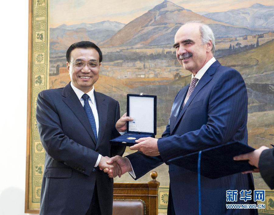 6月19日，國(guó)務(wù)院總理李克強(qiáng)在希臘議會(huì)大廈會(huì)見希臘議長(zhǎng)米馬拉基斯。這是會(huì)見前，米馬拉基斯代表希臘議會(huì)向李克強(qiáng)授予議會(huì)金質(zhì)勛章。新華社記者 王曄 攝