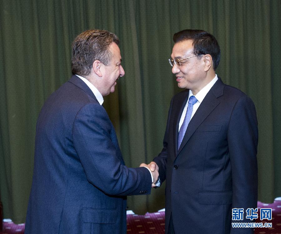 6月21日，國(guó)務(wù)院總理李克強(qiáng)在希臘克里特省首府伊拉克利翁會(huì)見(jiàn)省長(zhǎng)阿爾納烏塔基斯。 新華社記者 王曄 攝 