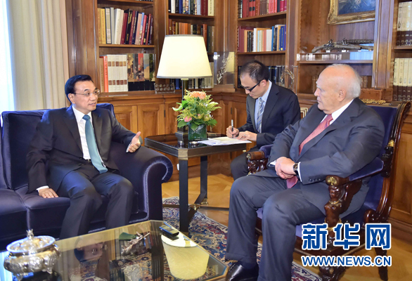 6月20日，國務(wù)院總理李克強在雅典總統(tǒng)府會見希臘總統(tǒng)帕普利亞斯。 新華社記者 李濤 攝