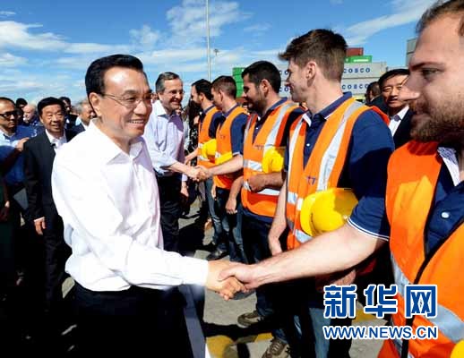 6月20日，國(guó)務(wù)院總理李克強(qiáng)與希臘總理薩馬拉斯共同考察中國(guó)遠(yuǎn)洋運(yùn)輸集團(tuán)比雷埃夫斯集裝箱碼頭。這是李克強(qiáng)和薩馬拉斯來到3號(hào)碼頭，同碼頭工人親切交流。新華社記者 李濤 攝 