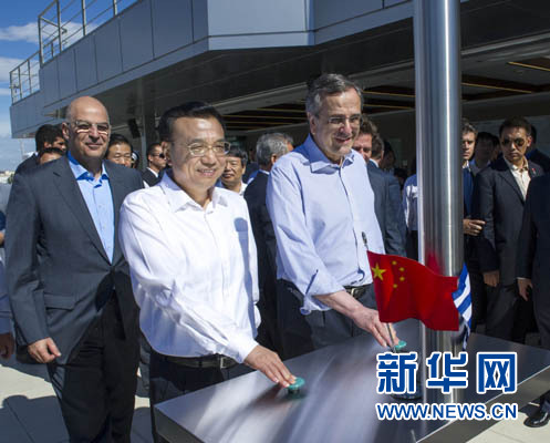 這是李克強(qiáng)與薩馬拉斯共同發(fā)出指令，一列滿載中國(guó)貨物的列車緩緩駛出比雷埃夫斯港，開往中東歐目的地。新華社記者 王曄 攝