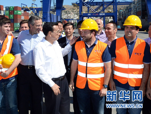 6月20日，國(guó)務(wù)院總理李克強(qiáng)與希臘總理薩馬拉斯共同考察中國(guó)遠(yuǎn)洋運(yùn)輸集團(tuán)比雷埃夫斯集裝箱碼頭。這是李克強(qiáng)和薩馬拉斯來到3號(hào)碼頭，同碼頭工人親切交流。新華社記者 李濤 攝