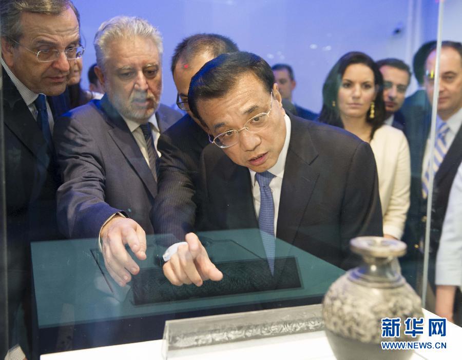  6月21日，國務院總理李克強與希臘總理薩馬拉斯共同出席希臘伊拉克利翁博物館新館開館儀式并發(fā)表講話。這是李克強在參觀博物館展品。新華社記者 黃敬文 攝 