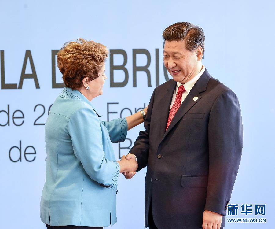 7月15日，國家主席習近平在巴西福塔萊薩出席金磚國家領導人第六次會晤。這是巴西總統(tǒng)羅塞夫迎接習近平主席。 新華社記者 李學仁 攝  