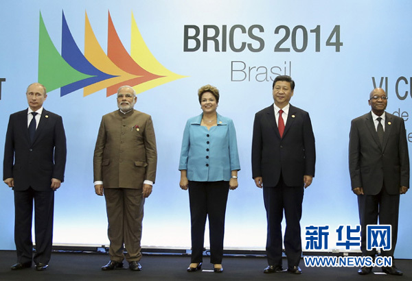  7月15日，國家主席習近平在巴西福塔萊薩出席金磚國家領導人第六次會晤。這是金磚國家領導人集體合影。 新華社記者蘭紅光攝