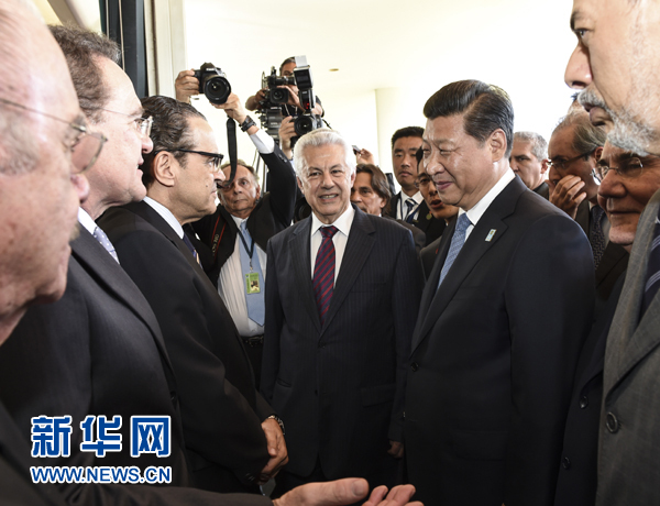 7月16日，國家主席習(xí)近平在巴西利亞會見巴西參議長卡列羅斯和眾議長阿爾維斯。這是兩院議長迎接習(xí)近平主席，并介紹議員代表。 新華社記者李學(xué)仁 攝 