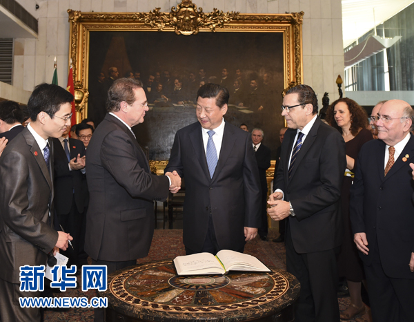 7月16日，國家主席習(xí)近平在巴西利亞會見巴西參議長卡列羅斯（前排左二）和眾議長阿爾維斯（前排右二）。 新華社記者 李學(xué)仁 攝 