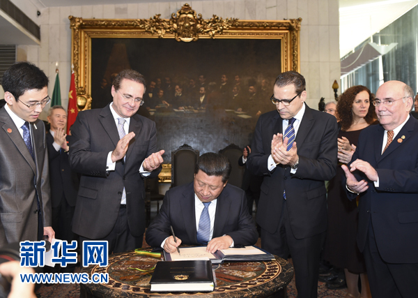 7月16日，國家主席習(xí)近平在巴西利亞會見巴西參議長卡列羅斯（前排左二）和眾議長阿爾維斯（前排右二）。這是習(xí)近平應(yīng)邀為參眾兩院題詞。新華社記者 李學(xué)仁 攝 