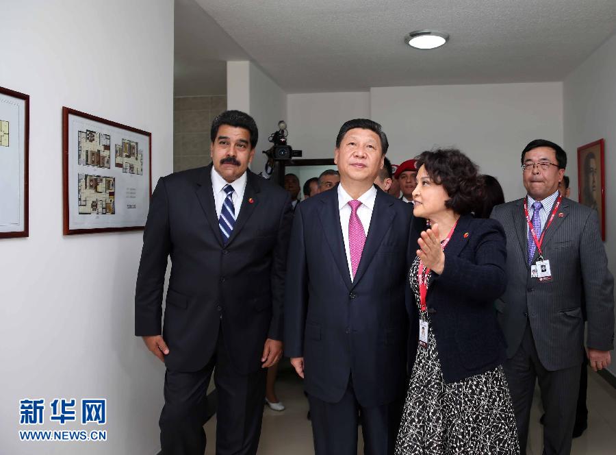 當(dāng)?shù)貢r(shí)間7月21日，國家主席習(xí)近平在委內(nèi)瑞拉總統(tǒng)馬杜羅陪同下在加拉加斯參觀蒂烏娜社會(huì)住房項(xiàng)目。 新華社記者 蘭紅光 攝