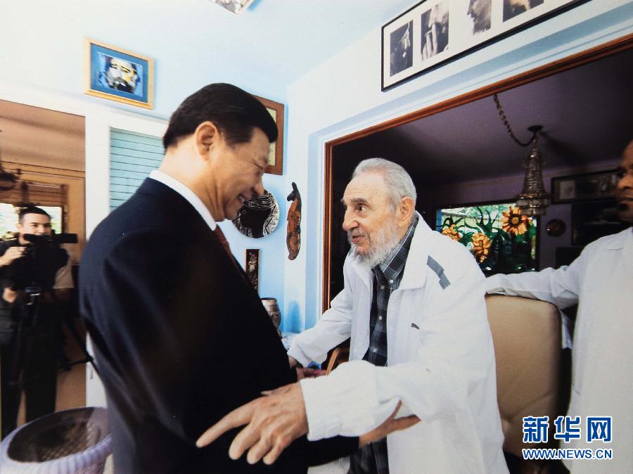 當(dāng)?shù)貢r(shí)間7月22日，國(guó)家主席習(xí)近平在哈瓦那親切探望古巴革命領(lǐng)袖菲德爾&middot;卡斯特羅。 新華社發(fā)