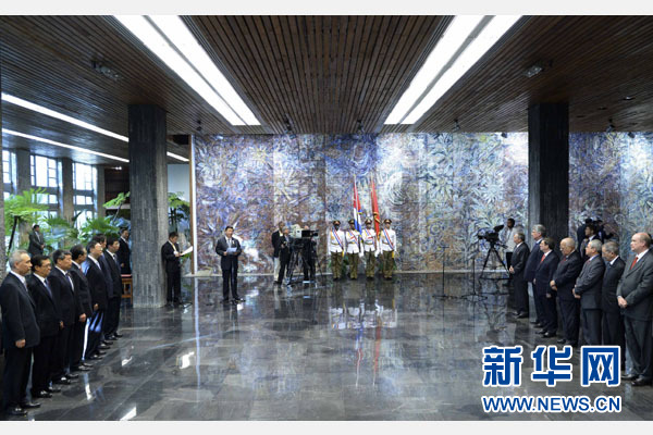 當(dāng)?shù)貢r(shí)間7月22日，國家主席習(xí)近平在哈瓦那接受古巴政府授予的&ldquo;何塞&middot;馬蒂&rdquo;勛章。古巴國務(wù)委員會(huì)主席兼部長會(huì)議主席勞爾&middot;卡斯特羅為習(xí)近平佩戴勛章。新華社記者馬占成攝