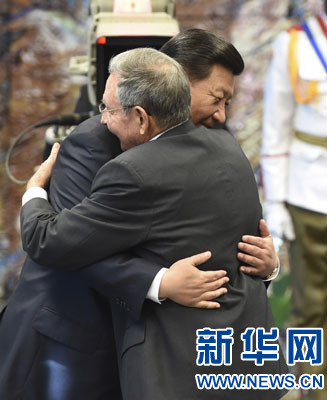 當(dāng)?shù)貢r(shí)間7月22日，國家主席習(xí)近平在哈瓦那接受古巴政府授予的&ldquo;何塞&middot;馬蒂&rdquo;勛章。古巴國務(wù)委員會(huì)主席兼部長會(huì)議主席勞爾&middot;卡斯特羅為習(xí)近平佩戴勛章。新華社記者馬占成攝