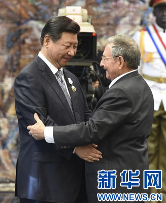 當(dāng)?shù)貢r(shí)間7月22日，國家主席習(xí)近平在哈瓦那接受古巴政府授予的&ldquo;何塞&middot;馬蒂&rdquo;勛章。古巴國務(wù)委員會(huì)主席兼部長會(huì)議主席勞爾&middot;卡斯特羅為習(xí)近平佩戴勛章。新華社記者馬占成攝