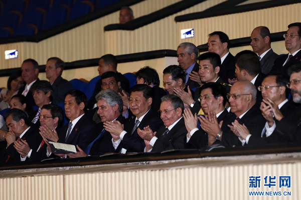      出當?shù)貢r間7月22日，國家主席習近平在哈瓦那與古巴國務委員會主席兼部長會議主席勞爾&middot;卡斯特羅共同觀看中古芭蕾舞聯(lián)合演出。新華社記者李學仁攝 