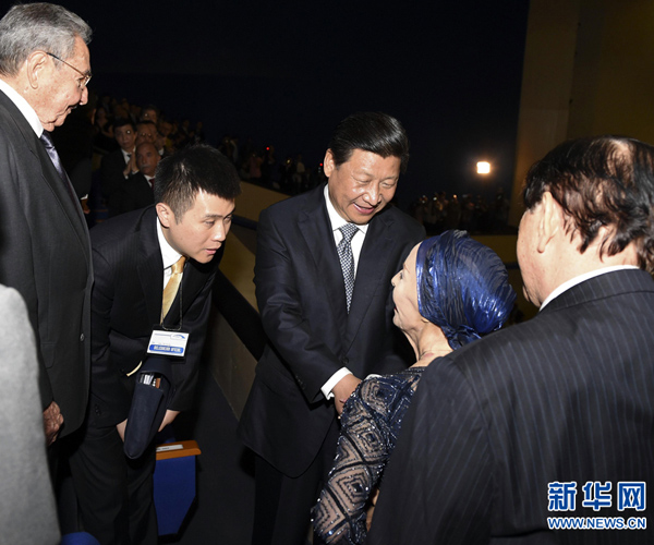     當?shù)貢r間7月22日，國家主席習近平在哈瓦那與古巴國務委員會主席兼部長會議主席勞爾&middot;卡斯特羅共同觀看中古芭蕾舞聯(lián)合演出。新華社記者李學仁攝 