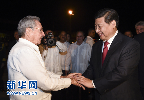 當(dāng)?shù)貢r(shí)間7月23日，國(guó)家主席習(xí)近平結(jié)束對(duì)古巴的訪問(wèn)，離開圣地亞哥，啟程回國(guó)。這是古巴國(guó)務(wù)委員會(huì)主席兼部長(zhǎng)會(huì)議主席勞爾&middot;卡斯特羅到機(jī)場(chǎng)為習(xí)近平送行。新華社記者 李學(xué)仁 攝 