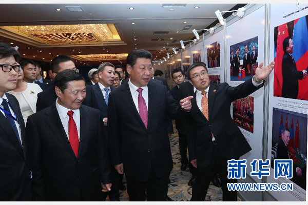 8月22日，國家主席習(xí)近平在烏蘭巴托與蒙古國總理阿勒坦呼亞格共同出席中蒙經(jīng)貿(mào)合作回顧展開幕式。 新華社記者 龐興雷 攝 