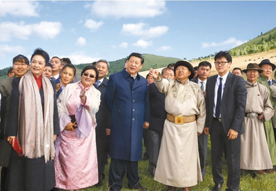 　　八月二十二日，國(guó)家主席習(xí)近平在蒙古國(guó)總統(tǒng)額勒貝格道爾吉陪同下前往烏蘭巴托市郊觀看那達(dá)慕。這是習(xí)近平和夫人彭麗媛同額勒貝格道爾吉夫婦觀看表演。新華社記者　鞠鵬攝