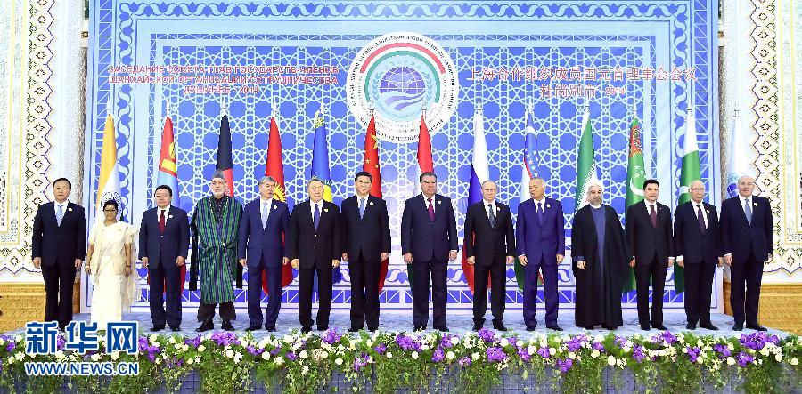 9月12日，上海合作組織成員國元首理事會第十四次會議在塔吉克斯坦首都杜尚別舉行。國家主席習(xí)近平出席會議并發(fā)表重要講話。這是與會成員國元首、觀察員國領(lǐng)導(dǎo)人或代表、主席國客人以及有關(guān)國際和地區(qū)組織代表集體合影。新華社記者李濤攝 