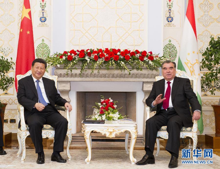 9月13日，國家主席習(xí)近平在杜尚別同塔吉克斯坦總統(tǒng)拉赫蒙舉行會談。 新華社記者黃敬文攝 