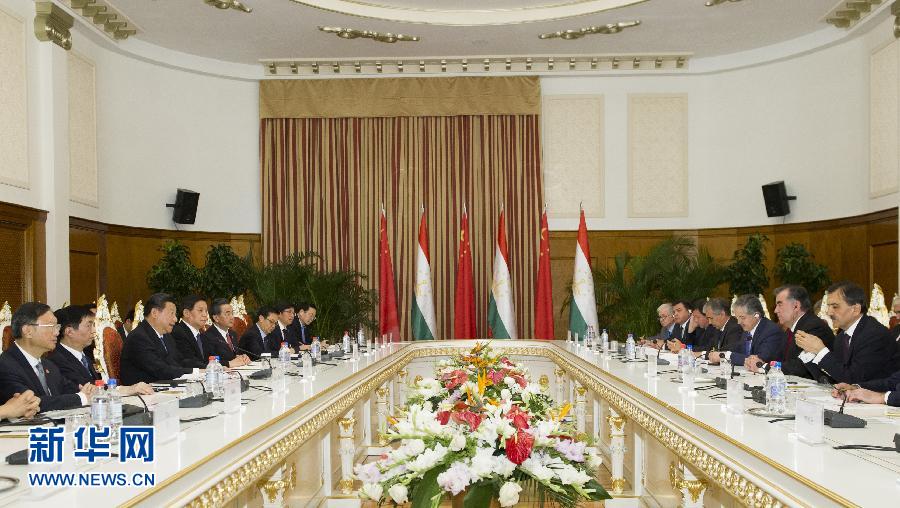 9月13日，國家主席習(xí)近平在杜尚別同塔吉克斯坦總統(tǒng)拉赫蒙舉行會談。 新華社記者謝環(huán)馳攝 