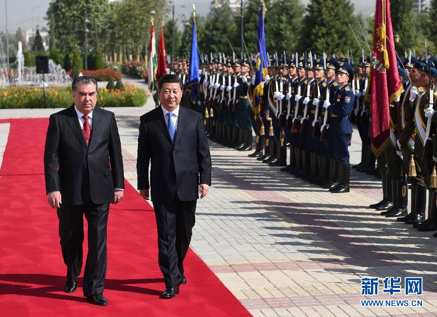 9月13日，國家主席習近平在杜尚別同塔吉克斯坦總統(tǒng)拉赫蒙舉行會談。會談前，拉赫蒙在民族宮前廣場為習近平舉行隆重的歡迎儀式。新華社記者馬占成攝 