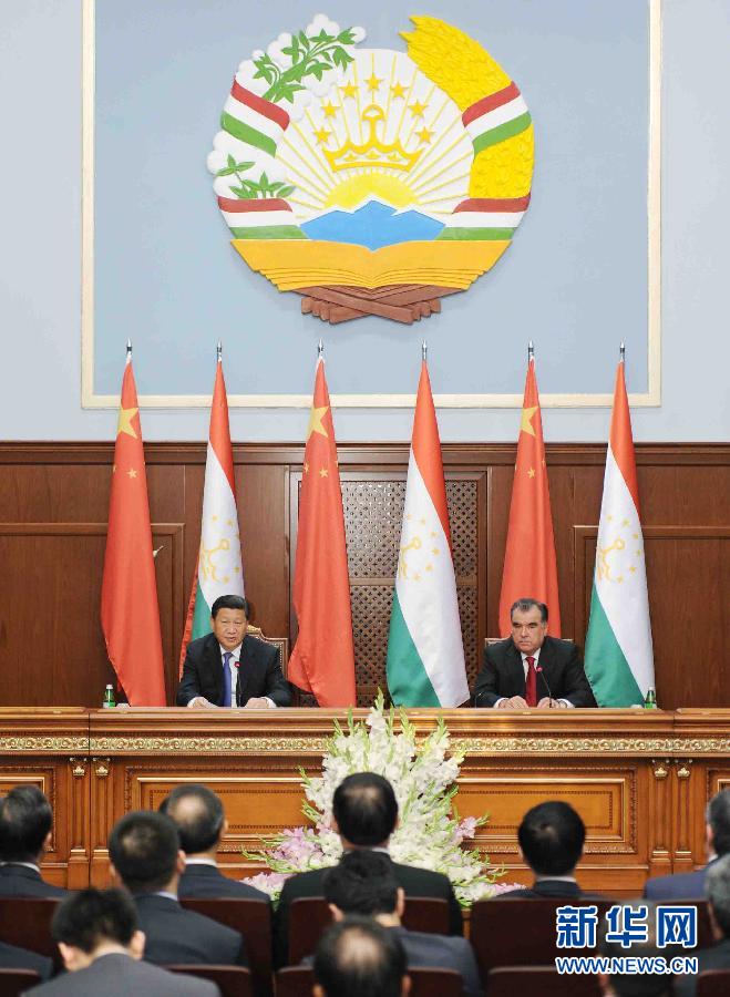 9月13日，國家主席習近平同塔吉克斯坦總統(tǒng)拉赫蒙在杜尚別共同會見記者。 新華社記者謝環(huán)馳攝