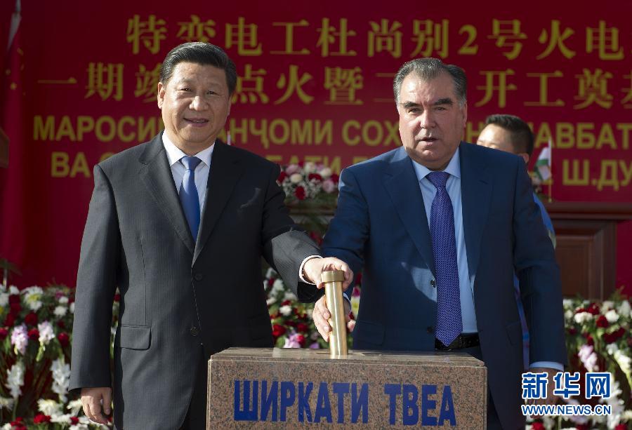 9月13日，國(guó)家主席習(xí)近平和塔吉克斯坦總統(tǒng)拉赫蒙在杜尚別共同出席中塔兩國(guó)重大合作項(xiàng)目&mdash;&mdash;杜尚別2號(hào)熱電廠一期工程竣工儀式、二期工程開(kāi)工儀式。這是習(xí)近平和拉赫蒙一同將裝有兩國(guó)元首簽名二期工程奠基紀(jì)念頁(yè)的金色金屬管放入水泥墩中。 新華社記者黃敬文攝 