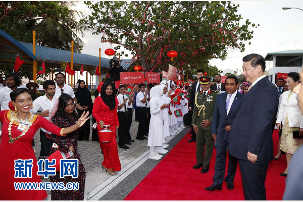 9月14日，國家主席習(xí)近平抵達馬累，開始對馬爾代夫進行國事訪問。習(xí)近平和夫人彭麗媛在機場受到馬爾代夫總統(tǒng)亞明夫婦的熱情迎接。新華社記者 鞠鵬 攝 