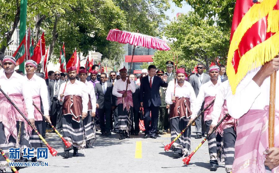 9月15日，國家主席習近平同馬爾代夫總統(tǒng)亞明在馬累舉行會談。會談前，亞明在共和國廣場為習近平舉行歡迎儀式。 新華社記者 鞠鵬 攝