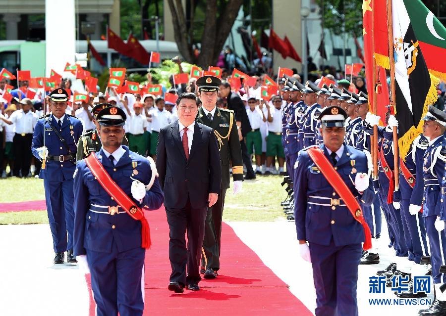 9月15日，國家主席習近平同馬爾代夫總統(tǒng)亞明在馬累舉行會談。會談前，亞明在共和國廣場為習近平舉行歡迎儀式。 新華社記者 馬占成 攝 