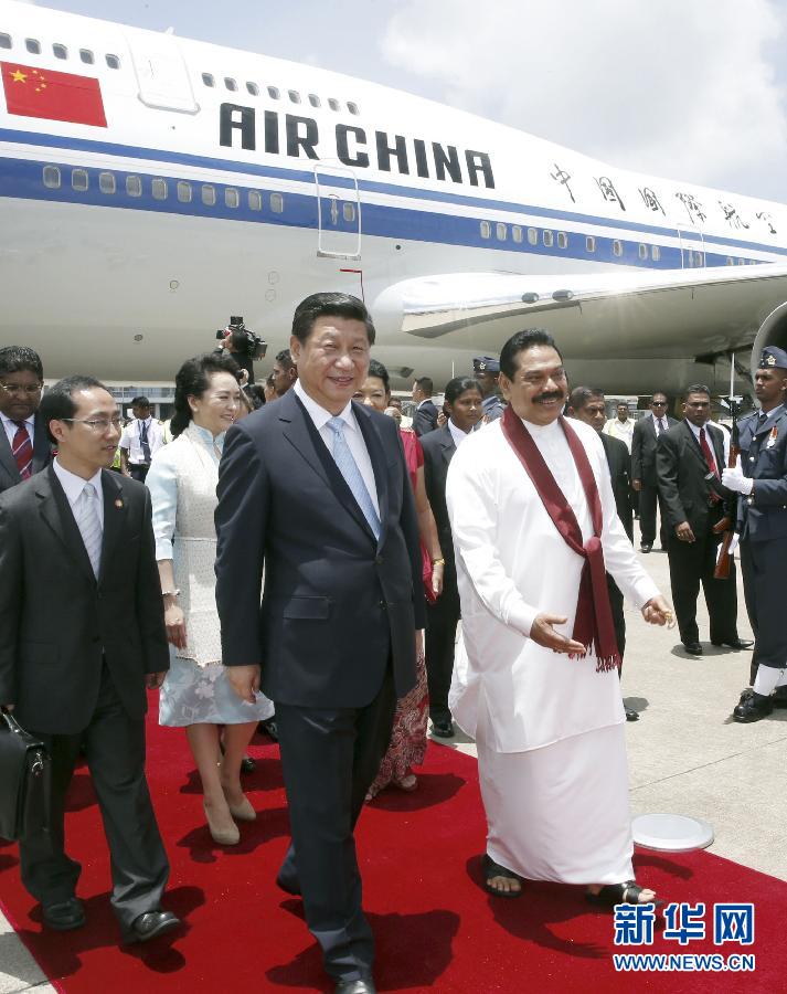 9月16日，國(guó)家主席習(xí)近平抵達(dá)科倫坡，開始對(duì)斯里蘭卡進(jìn)行國(guó)事訪問(wèn)。在班達(dá)拉奈克國(guó)際機(jī)場(chǎng)，習(xí)近平和夫人彭麗媛受到拉賈帕克薩總統(tǒng)夫婦熱情迎接。新華社記者鞠鵬攝 