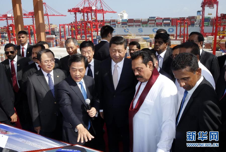 9月17日，國家主席習(xí)近平在斯里蘭卡總統(tǒng)拉賈帕克薩陪同下，考察中斯重要合作項(xiàng)目&mdash;&mdash;科倫坡港南集裝箱碼頭。 新華社記者 鞠鵬 攝