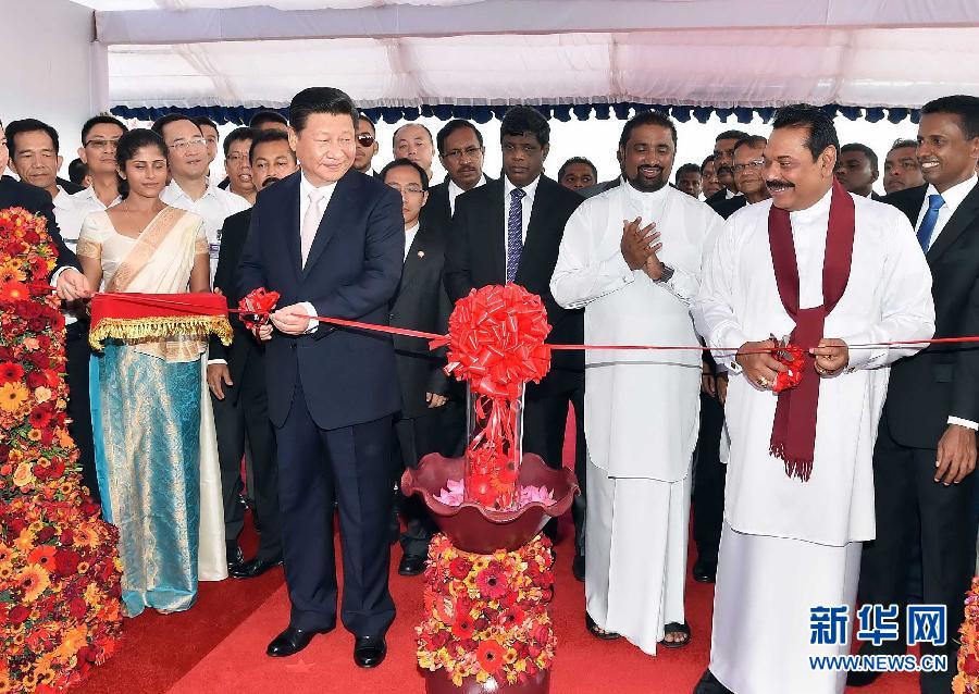 9月17日，國家主席習(xí)近平在斯里蘭卡總統(tǒng)拉賈帕克薩陪同下考察中斯港口合作項(xiàng)目。這是習(xí)近平和拉賈帕克薩為港口城開工剪彩。 新華社記者李濤 攝