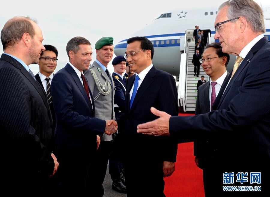 10月9日，國務(wù)院總理李克強抵達柏林開始對德國進行正式訪問。德國政府高級官員到機場迎接。 新華社記者 饒愛民 攝