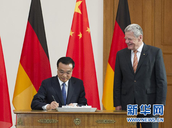 10月10日，國(guó)務(wù)院總理李克強(qiáng)在柏林會(huì)見德國(guó)總統(tǒng)高克。這是李克強(qiáng)總理在高克總統(tǒng)的陪同下在貴賓簿上簽字。 新華社記者 王曄 攝 